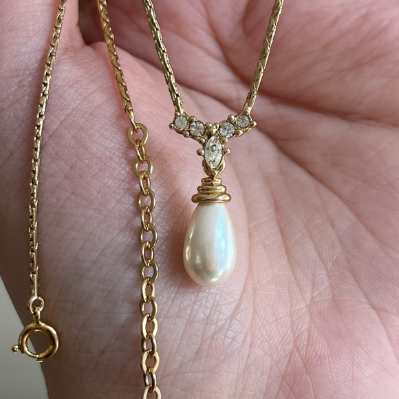 Vintage Christian Dior Rhinestone V Teardrop Pearl Dangle Thin Gold Necklace - Picture 6 of 8